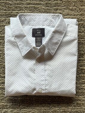 NWOT H&M Slim Fit Easy Iron Size Small